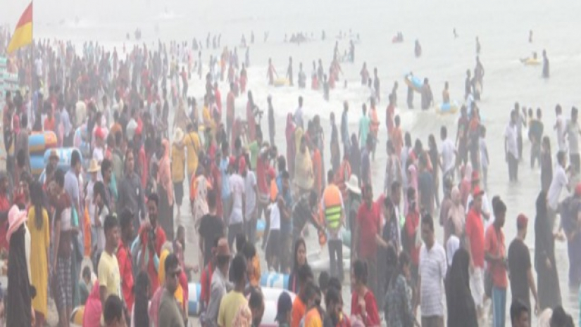 সৈকতে পর্যটকদের উপচে পড়া ভিড়