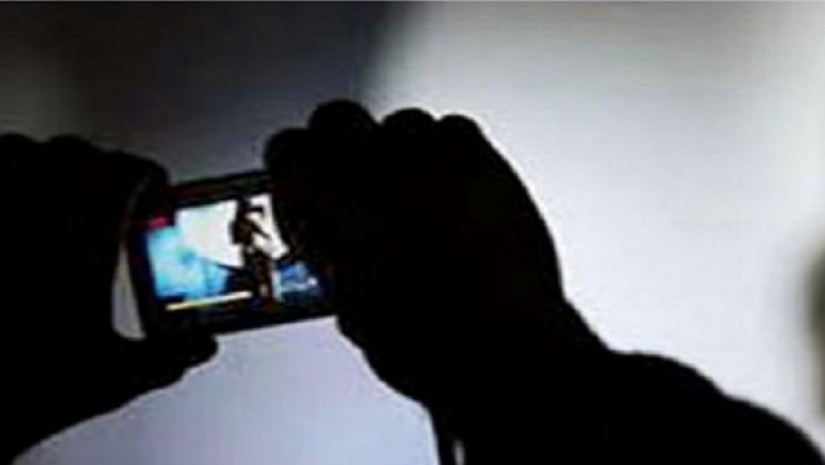  স্কুলছাত্রীকে ব্ল্যাকমেইল