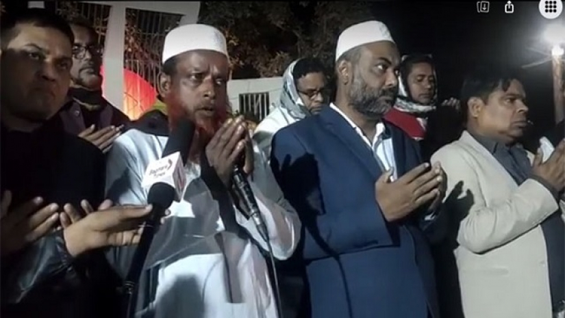 মোনাজাত পরিচালনা করছেন আব্দুর রাজ্জাক