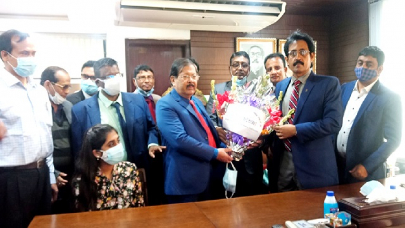 প্রফেসর ড. সৌমিত্র শেখর দে স্বাগত জানানোর মুহূর্ত