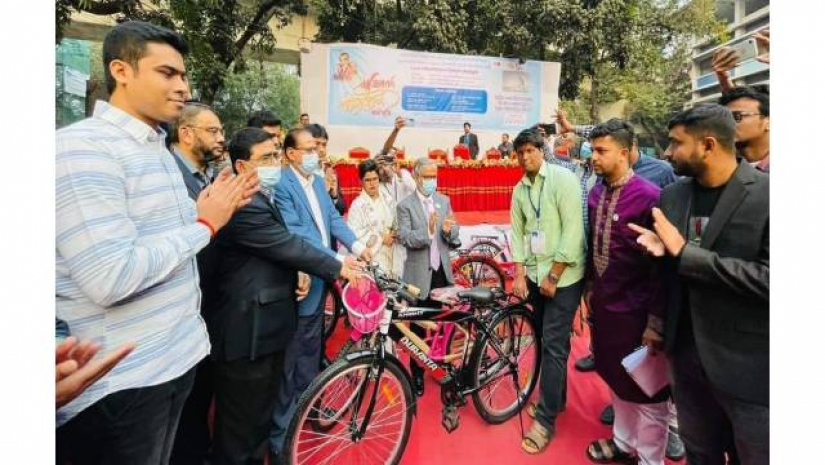 টিএসসিতে সাইকেল বিতরণ কর্মসূচি অনুষ্ঠিত হয়