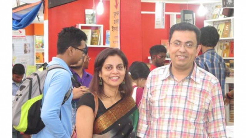 একুশে বইমেলায় অভিজিৎ রায় ও স্ত্রী রাফিদা আহমেদ বন্যা