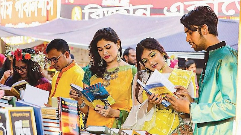 বই দেখছেন দর্শনার্থীরা