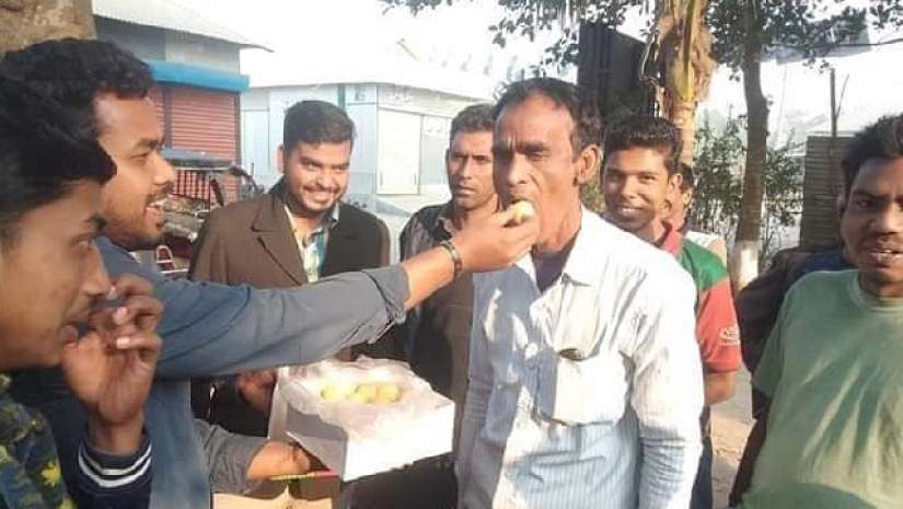 ছাত্রলীগ সভাপতিকে বহিষ্কার করায় এলাকায় মিষ্টি বিতরণ