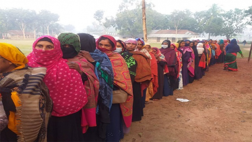 ভোট কেন্দ্রে ভোট দিতে আসা নারীরা