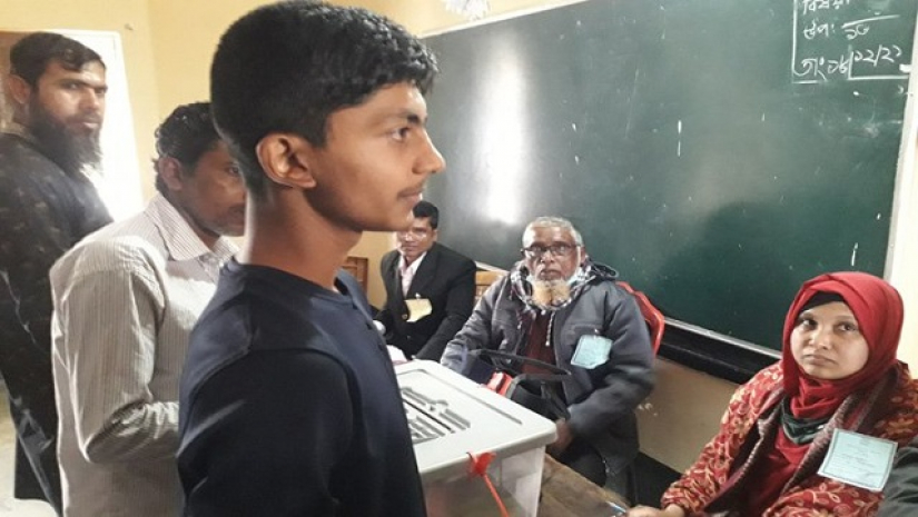 জালভোট দিতে গিয়ে স্কুলছাত্র আটক