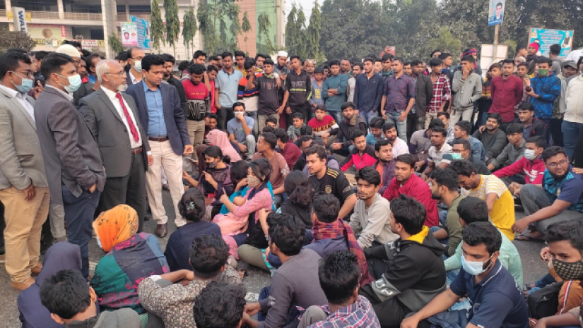 ঢাকা-খুলনা মহাসড়কে অবস্থান নিয়েছেন শিক্ষার্থীরা