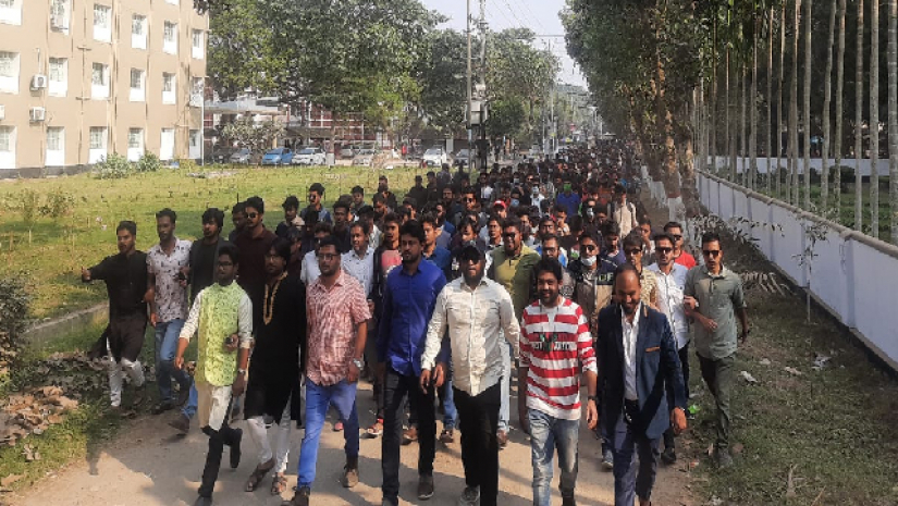মিছিল করছেন ছাত্রলীগের পদপ্রত্যাশী নেতাকর্মীরা