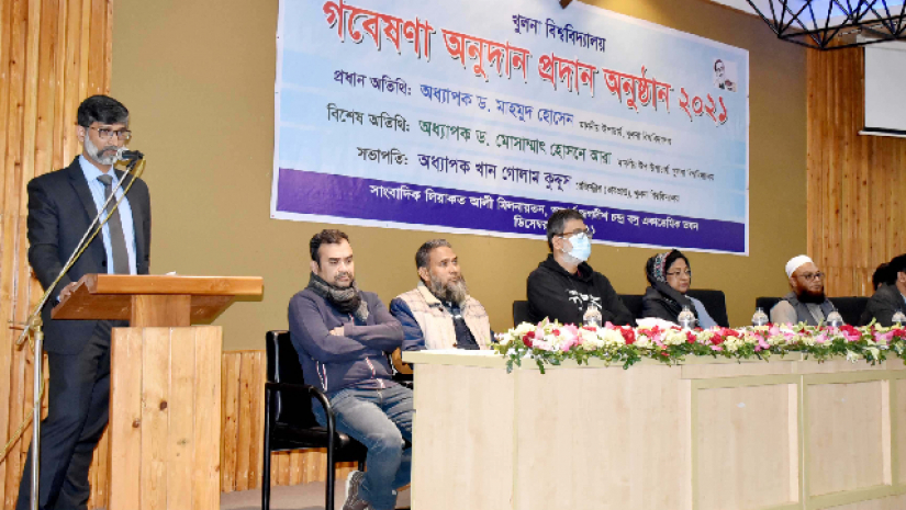 খুলনা বিশ্ববিদ্যালয়ে গবেষণা অনুদান প্রদান অনুষ্ঠানে প্রধান অতিথির বক্তব্য রাখেন উপাচার্য