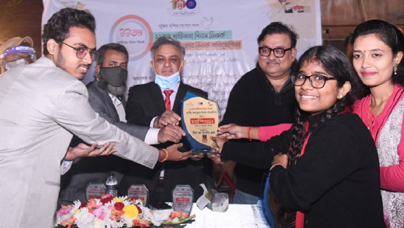 উপ-উপাচার্য অধ্যাপক ড. মাকসুদ কামাল পুরস্কার বিতরণ করছেন 