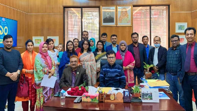 ঢাকা কলেজের অধ্যক্ষের সাথে পদোন্নতিপ্রাপ্ত শিক্ষকরা
