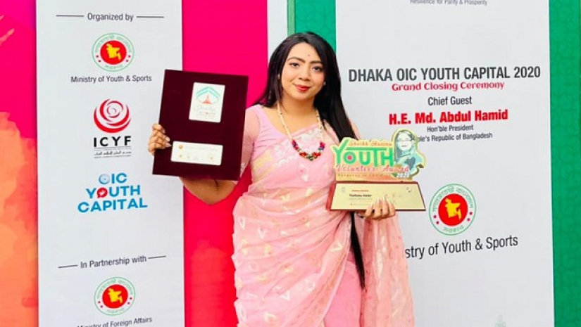পুরস্কার হাতে তিলোত্তমা সিকদার