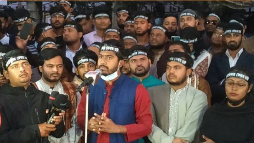 বিক্ষোভ সমাবেশে বক্তব্যে রাখছেন নুর