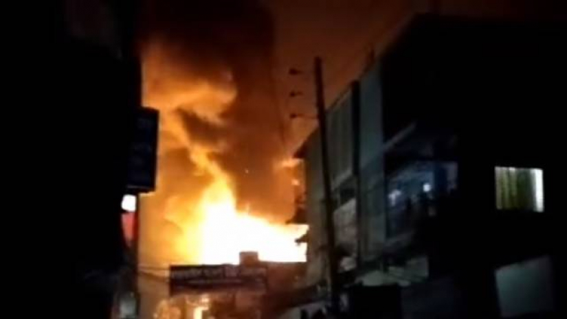 যাত্রাবাড়ীর মাতুয়াইলে একটি আবাসিক ভবনে আগুনের চিত্র এটি