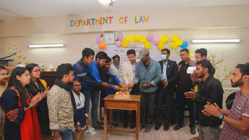 কেক কেটে ক্লাবের উদ্বোধন করা হয় 