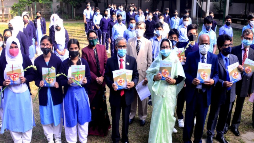 নতুন বই হাতে শিক্ষক- শিক্ষার্থীদের সঙ্গে ঢাবি উপাচার্য