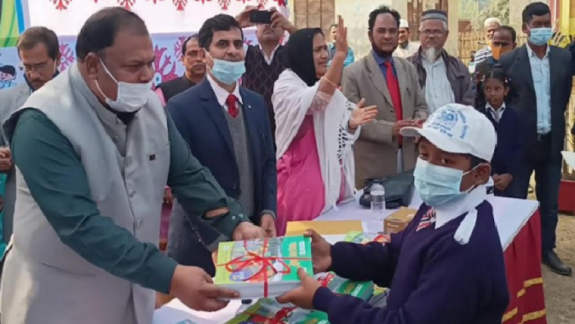 বই বিতরণ করছেন প্রতিমন্ত্রী জাকির হোসেন