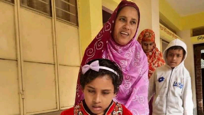 মায়ের সাথে সুরাইয়া