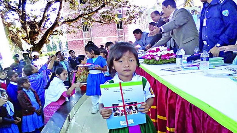 ক্ষুদ্র নৃগোষ্ঠী শিশুর হাতে বই