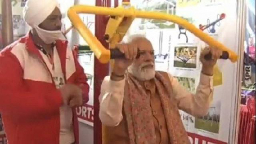 অনুষ্ঠানে গিয়ে তিনি হঠাৎই ব্যায়াম শুরু করে দেন মোদী