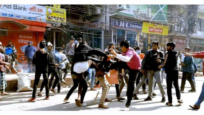 ছাত্রলীগের প্রতিষ্ঠাবার্ষিকীর র‌্যালিতে মারামারি, মোবাইল ছিনতাই