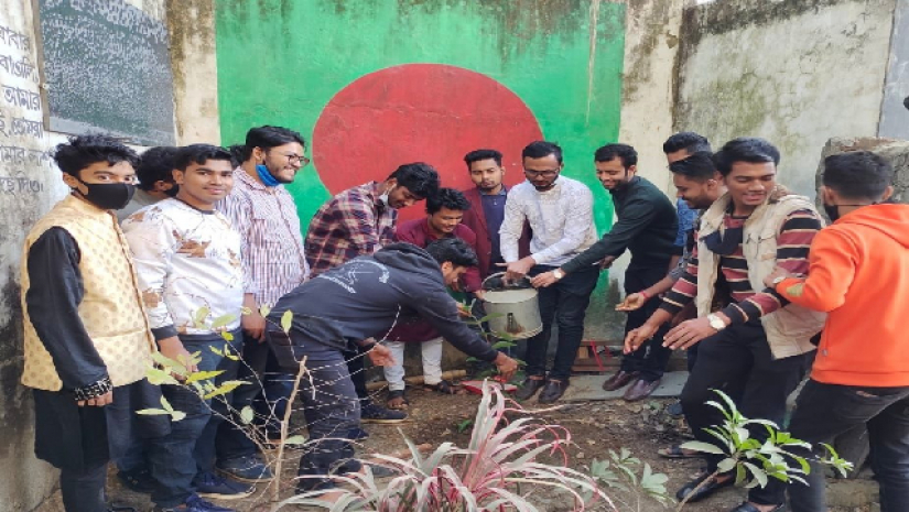 বৃক্ষরোপণ করছে কলেজ শাখা ছাত্রলীগ