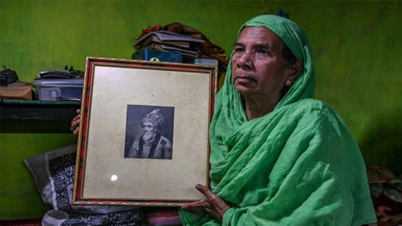 সম্রাট বাহাদুর শাহ জাফরের ছবি হাতে সুলতানা বেগম