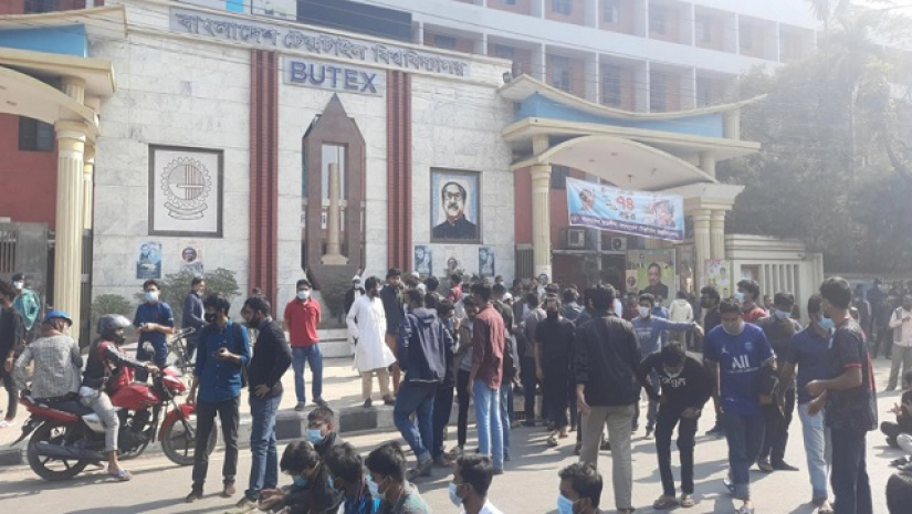 সড়ক অবরোধ করে বিক্ষোভরত শিক্ষার্থীরা
