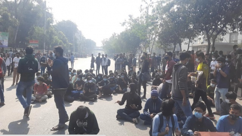আন্দোলনরত শিক্ষার্থীরা