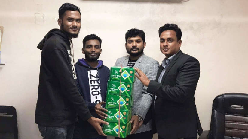 গবিসাসকে মাস্ক উপহার দিল সবুজ গ্রুপ।