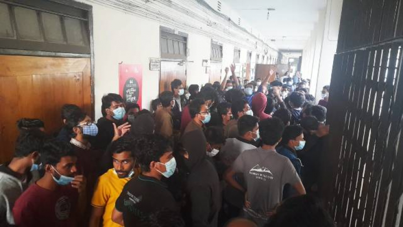 আবাসিক হল বন্ধসহ ৫ দাবিতে উত্তাল বুটেক্স