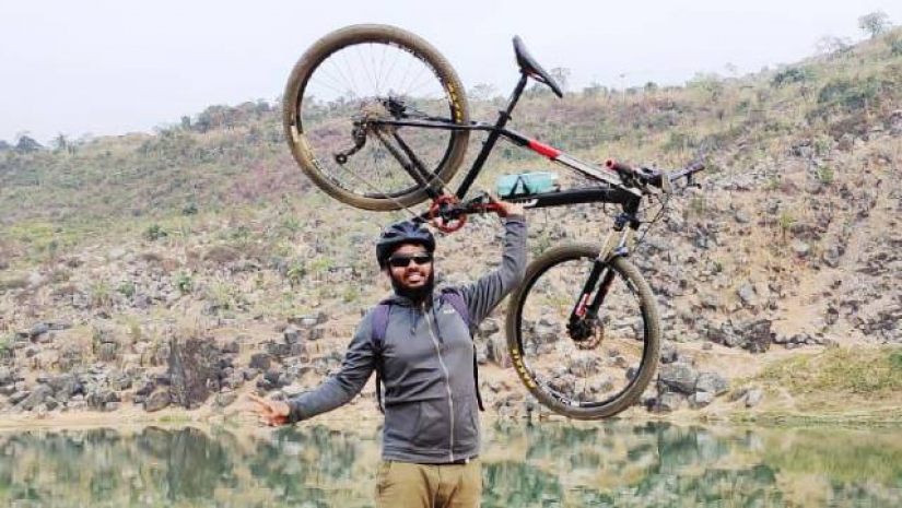 সাইকেল হাতে মো. জহির উদ্দিন‌