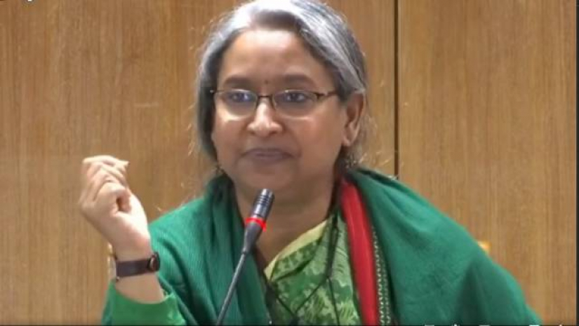 সংবাদ সম্মেলনে কথা বলছেন শিক্ষামন্ত্রী