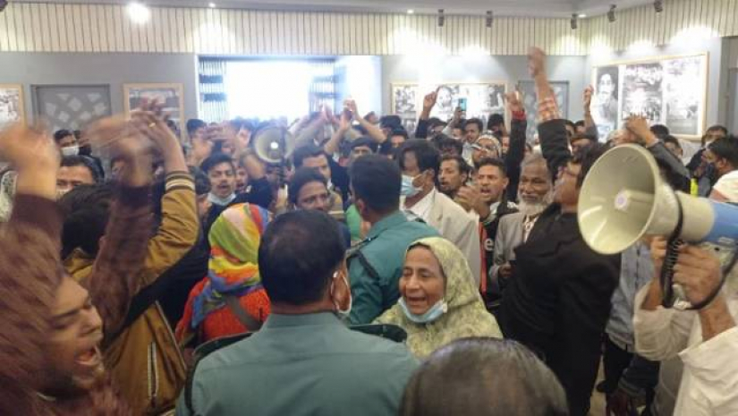 ছাত্রলীগের নেতাকর্মীরা স্লোগান দিয়ে কর্মচারীদের ধাওয়া দিয়ে হাসপাতাল প্রবেশ করে