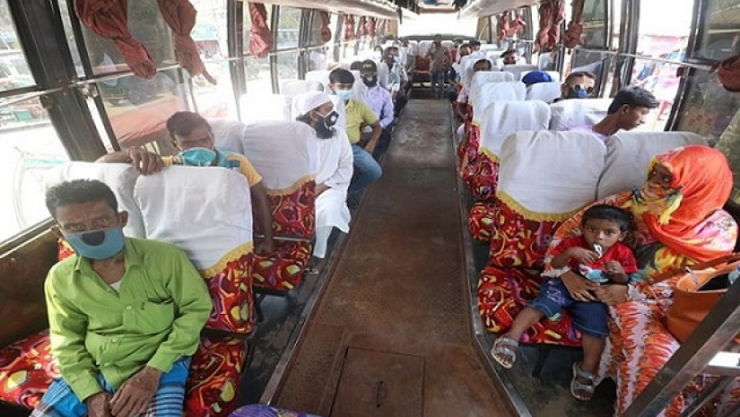 অর্ধেক আসনে যাত্রী