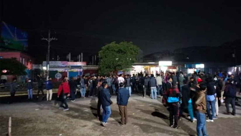শিক্ষার্থীদের সড়ক অবরোধ