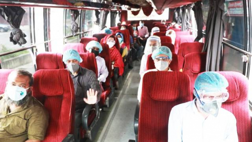 অর্ধেক যাত্রী নিয়ে চলবে গণপরিবহন, বাড়ছে না ভাড়া