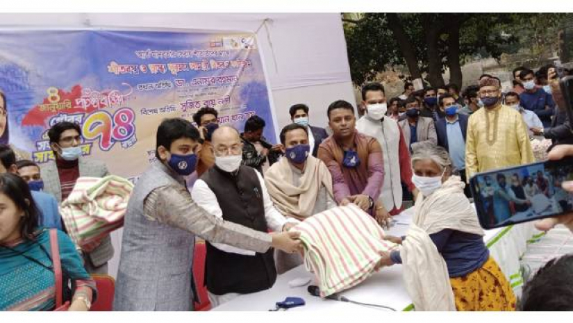ছাত্রলীগের ৭৪তম প্রতিষ্ঠাবার্ষিকী উপলক্ষে হতদরিদ্রদের মাঝে ছাত্রলীগের শীতবস্ত্র বিতরণ