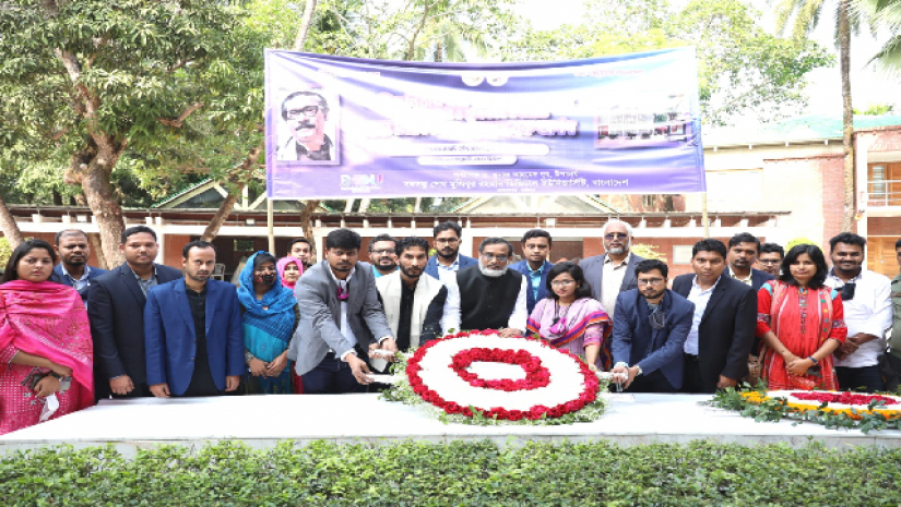 সমাধিতে  শ্রদ্ধা নিবেদন করছেন 