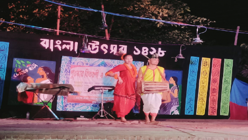 সাংস্কৃতিক সন্ধ্যায় নত্য করছে