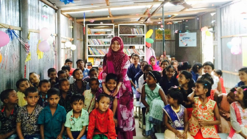 সুবিধাবঞ্চিত শিশুদের ‘অ আ ক খ’ স্কুলের শিক্ষার্থীদের সঙ্গে ডা. ইসরাত জাহান লামিয়া