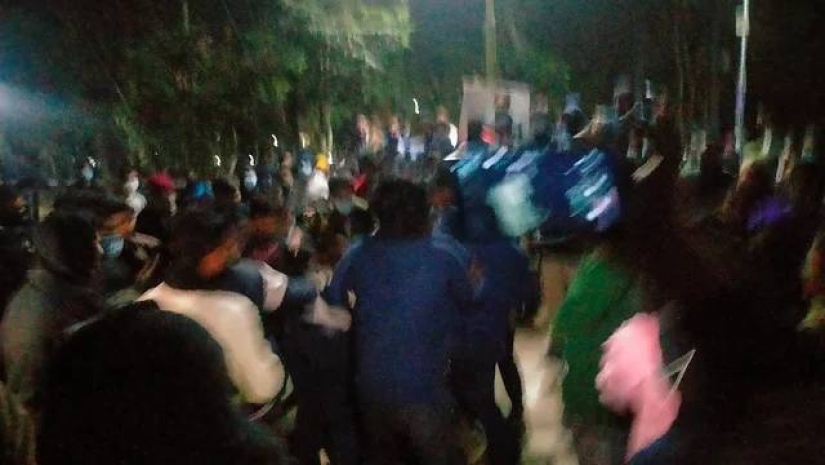 আন্দোলনকারীরাই নিজেদের মধ্যে ধাক্কাধাক্কি করেছেন বলে জানিয়েছেন বিশ্ববিদ্যালয়টির প্রক্টর