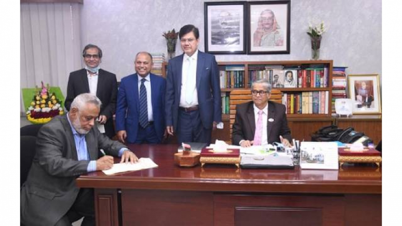 ঢাবি উপাচার্যের কার্যালয়ে বৃত্তির চুক্তি স্বাক্ষর