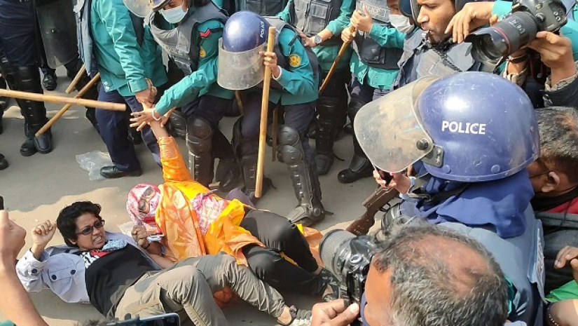 পুলিশের লাঠিচার্জ