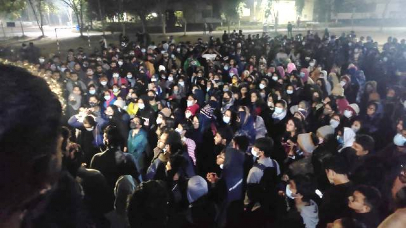বিশ্ববিদ্যালয় বন্ধের ঘোষণা প্রত্যাখ্যান করে মধ্যরাতে ক্যাম্পাসে বিক্ষোভ শুরু করেন শিক্ষার্থীরা