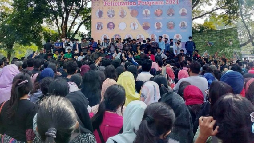 আন্দোলনরত শিক্ষার্থীরা