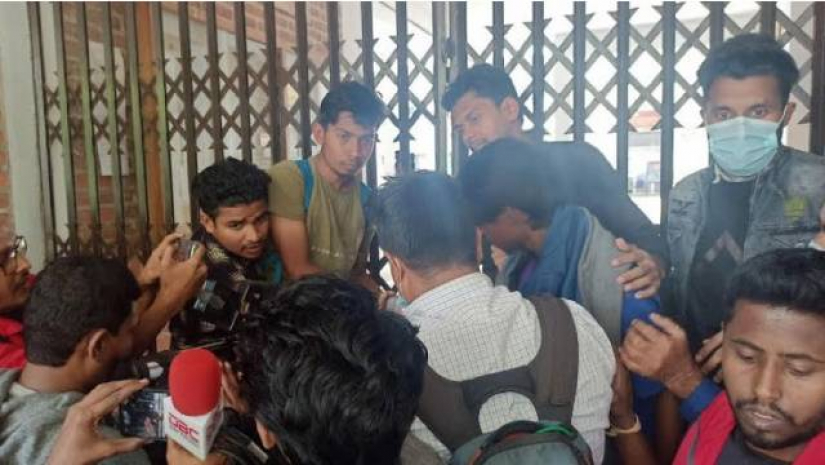 ভবনে তালা ঝুলিয়ে দিয়েছেন আন্দোলনরত শিক্ষার্থীরা