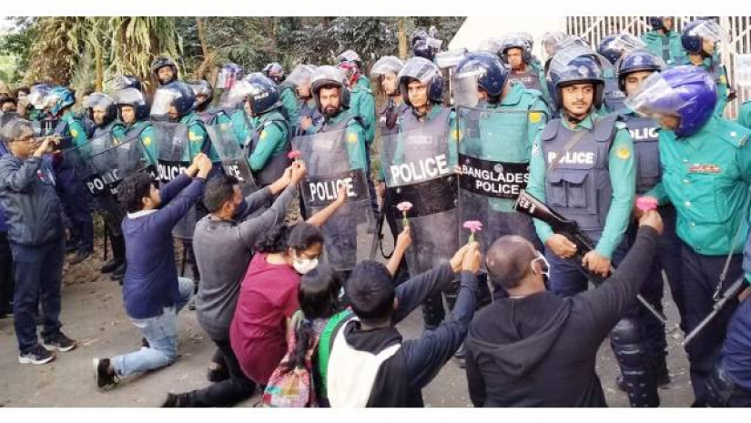 উপাচার্যের বাসভবনের সামনে আন্দোলন