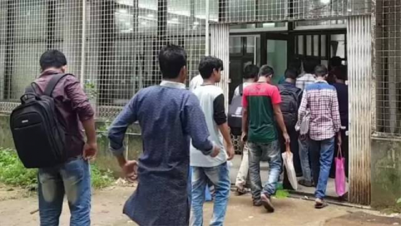 ঢাকা বিশ্ববিদ্যালয়ের কেন্দ্রীয় গ্রন্থাগারে চাকরির পরীক্ষার প্রস্ততি নিতে পড়াশোনা করেন অনেকেই