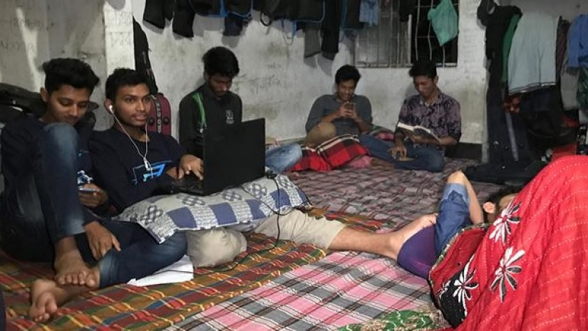 আবাসিক হলে শিক্ষার্থীরা